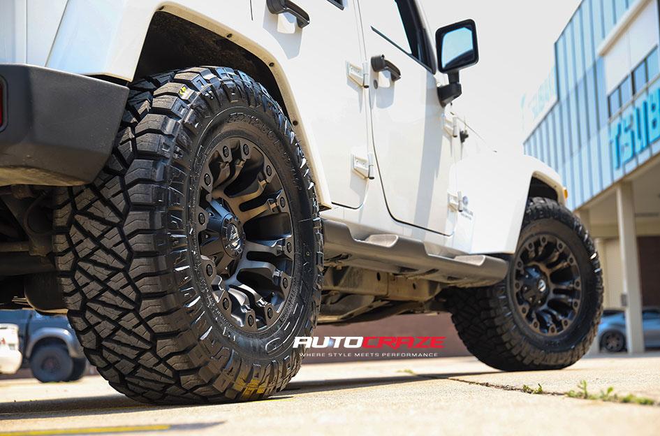 JEEP-WRANGLER-VAPOR-BLACK-MACHINED-WITH-DARK-TINT